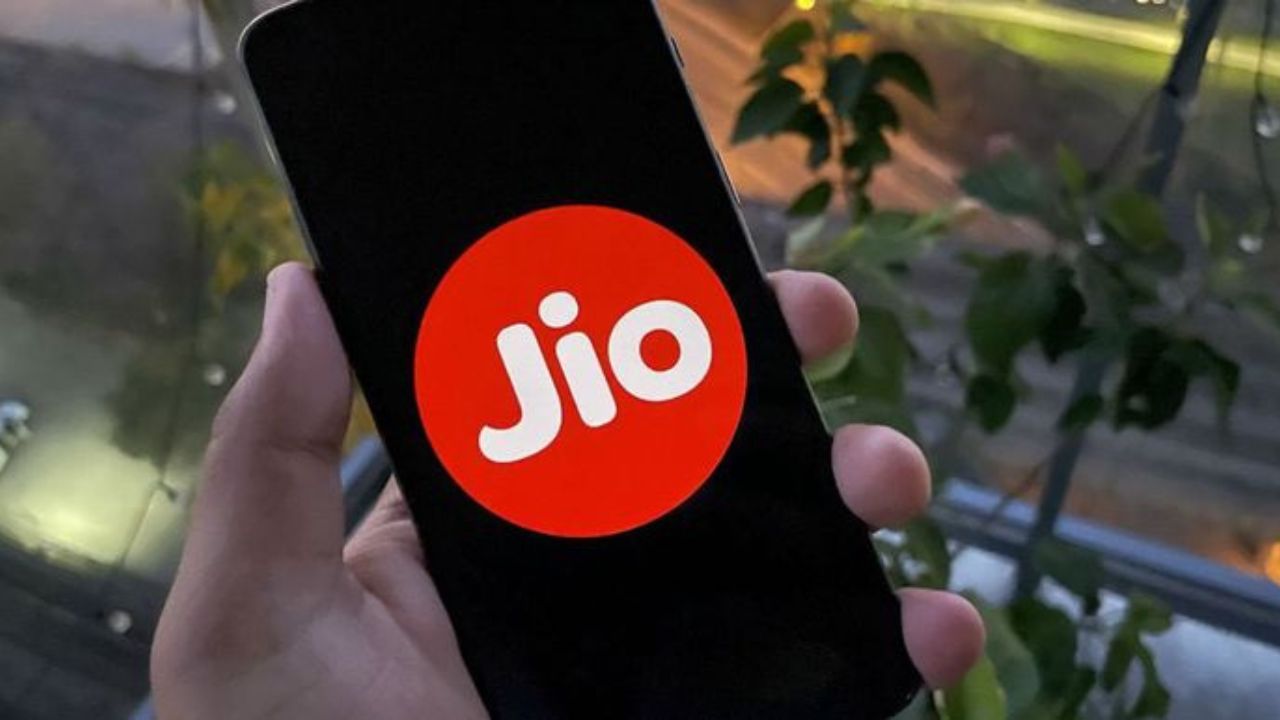 Jio Recharge Plan: Jio चा हा रिचार्ज प्लॅन झाला स्वस्त! आता कमी किंमतीत मिळणार जुने फायदे