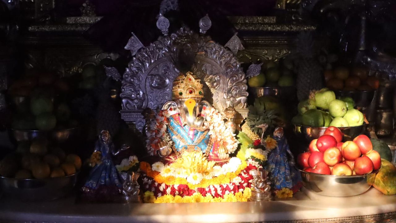 पुणेकरांनी अनुभवला किरणोत्सव; श्रीमंत ‘दगडूशेठ’बाप्पाला सूर्यकिरणांचा महाभिषेक