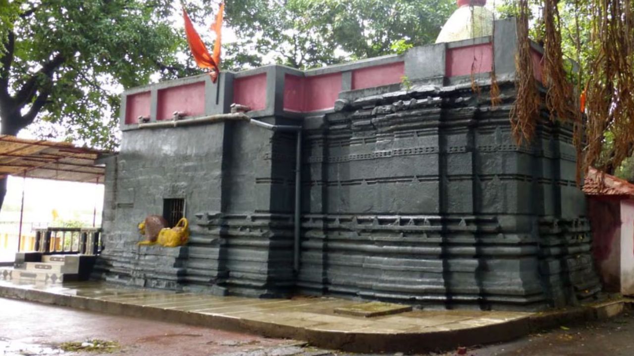 खिडकाळेश्वर: देशातील शिवमंदिरांचा अभ्यास केला तर बरीच मंदिरं ही हेमाडपंथी स्थापत्यशैलीतील आहेत. याच स्थापत्यशैलीचा उत्तम नमुना म्हणजे खिडकाळेश्वर मंदिर.