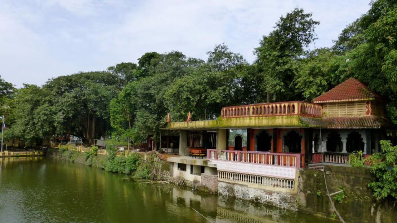या ठिकाणी महाशिवरात्र आणि श्रावण सोमवारी शिवभक्तांचा मोठा उत्सव सुुरु असतो. मंदिराच्या आजूबाजूचा परिसर हा निसर्गसौैंदर्याने वेढलेला आहे. मंदिराच्या परिसरात असलेलं तळं येथे येणाऱ्या पर्यटकांच्या आकर्षणाचा केंद्रबिंदू आहे.खास पक्षी पाहण्यासाठी देखील पक्षी निरीक्षण या ठिकाणाला  भेट द्यायला येतात.  