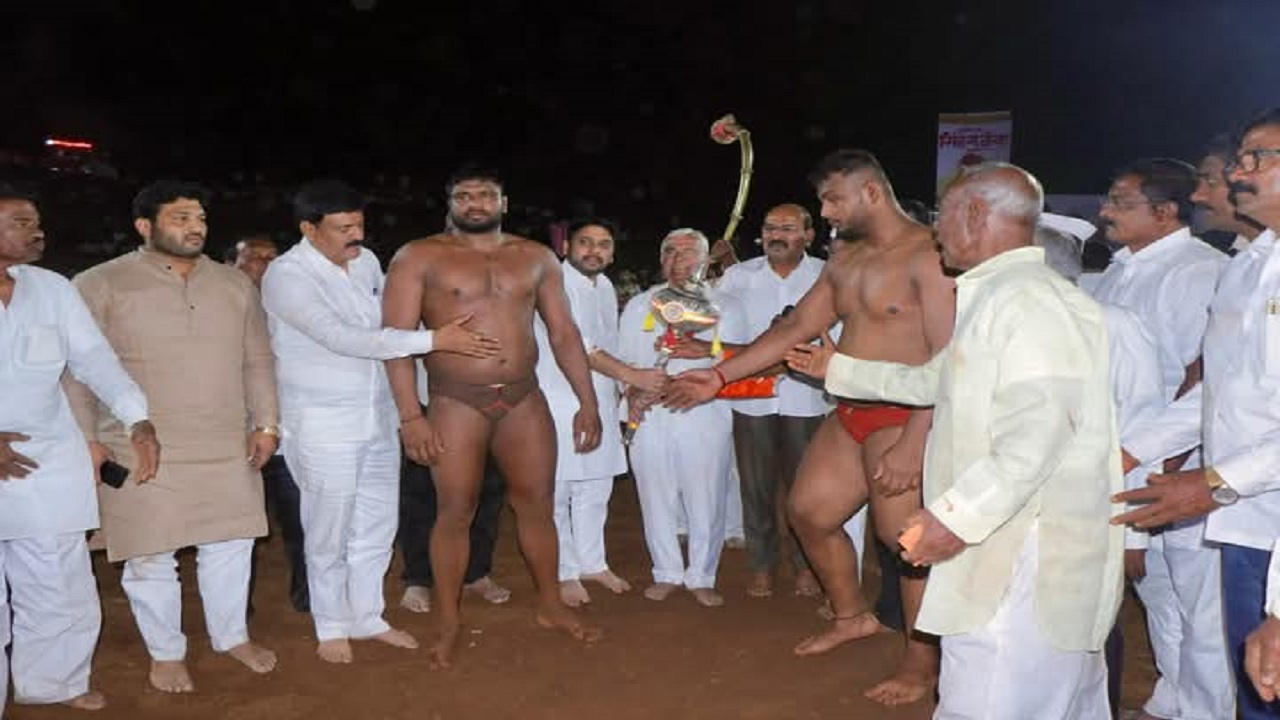 कुंडलमध्ये रंगला कुस्त्याचा आखाडा; पंजाबच्या गौरव मच्छवाडाची महाराष्ट्र केसरी हर्षल सदगीरवर मात