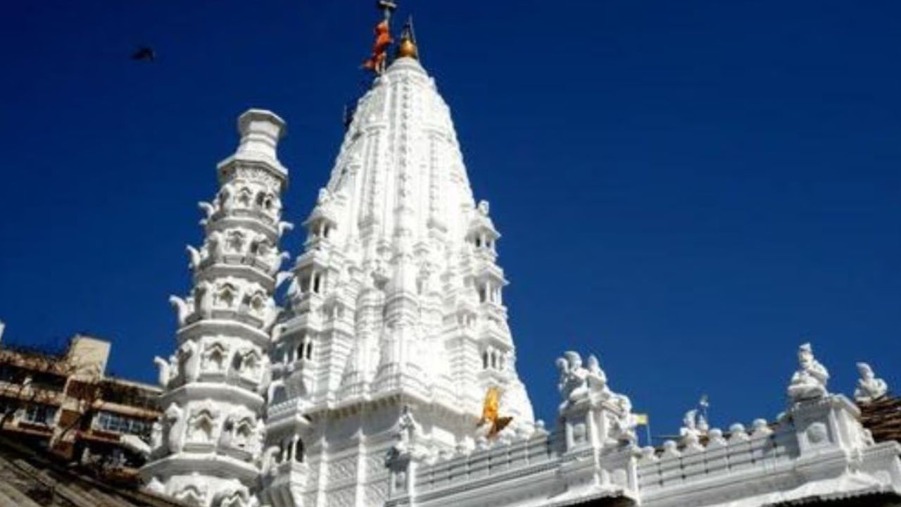 बाबुलनाथ मंदिर : वाळकेश्वर परिसरातील हे 350 वर्ष जुनं मंदिर असल्याचं सांगितलं जातं.
