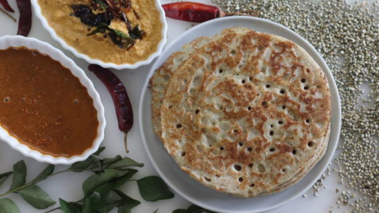 फायबर आणि प्रथिने समृद्ध असलेले, बाजरीचा डोसा नाश्त्यात समाविष्ट करण्यासाठी एक चांगला पर्याय आहे. चविष्ट आणि ग्लुटेन-मुक्त बाजरीचा डोसा पारंपारिक तांदळाच्या डोशापेक्षा वेगळा आहे. आम्ही तुम्हाला बाजरीच्या डोशाच्या ५ प्रकारांबद्दल सांगणार आहोत, जे तुम्ही तुमच्या आहारात समाविष्ट करू शकता