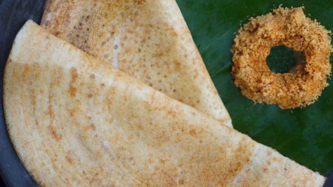 कंबू डोसा, ज्याला बाजरी डोसा किंवा पर्ल बाजरीचा डोसा असेही म्हणतात. ही एक पौष्टिक आणि प्रसिद्ध डिश आहे जी नाश्त्यासाठी किंवा ब्रंचसाठी एक परिपूर्ण पर्याय आहे. हे पारंपारिक डोशापेक्षा वेगळे आहे कारण ते भाताशिवाय बनवले जाते. तुम्ही ते नारळाच्या चटणीसोबत किंवा टोमॅटोच्या चटणीसोबत सर्व्ह करू शकता