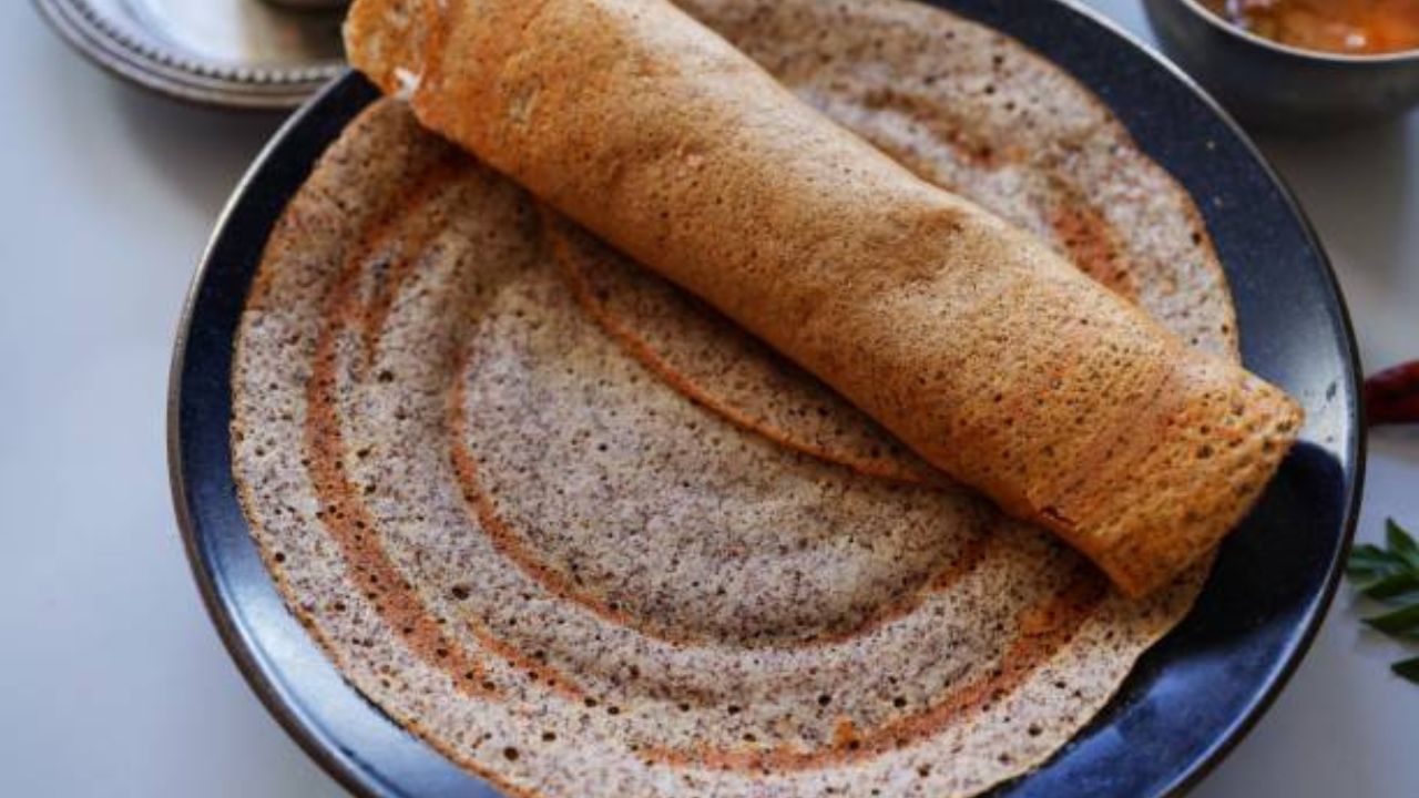 फराळी डोसा जो सामा बाजरी अर्थात वरी, राजगिरा आणि शिंगाडाच्या पिठापासून बनवला जातो, तो उपवासाच्या दिवसांमध्येदेखील खाल्ला जातो. ही रेसिपी वरी अर्थात बाजरी आणि राजगिरा यांच्या पौष्टिक गुणधर्मांनी बनवली आहे. त्यात फायबरचे प्रमाण चांगले असते. हे खाल्ल्याने हृदयाच्या अनेक समस्या टाळता येतात. हे कोलेस्टेरॉल कमी करण्यासदेखील उपयुक्त आहे