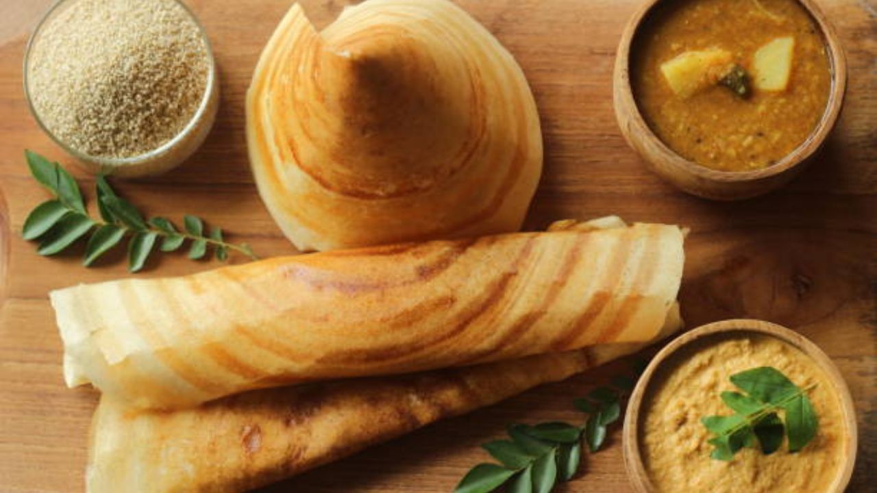 बार्नयार्ड डोसा हा एक उत्तम चविष्ट आणि ग्लुटेन फ्री नाश्ता पर्याय आहे. याला कुथिराइवली डोसा असेही म्हणतात. प्रथिने समृद्ध असलेला हा डोसा सहज पचतो. त्यात कॅलरीज कमी असतात, त्यामुळे ते खाल्ल्यानंतर तुम्हाला सतत जड वाटणार नाही. हे खाल्ल्याने तुम्हाला हलकेफुलके आणि उर्जेने भरलेले वाटेल. हे नारळाच्या चटणी, सांबार किंवा कोथिंबीरीच्या चटणीसोबत खाऊ शकता