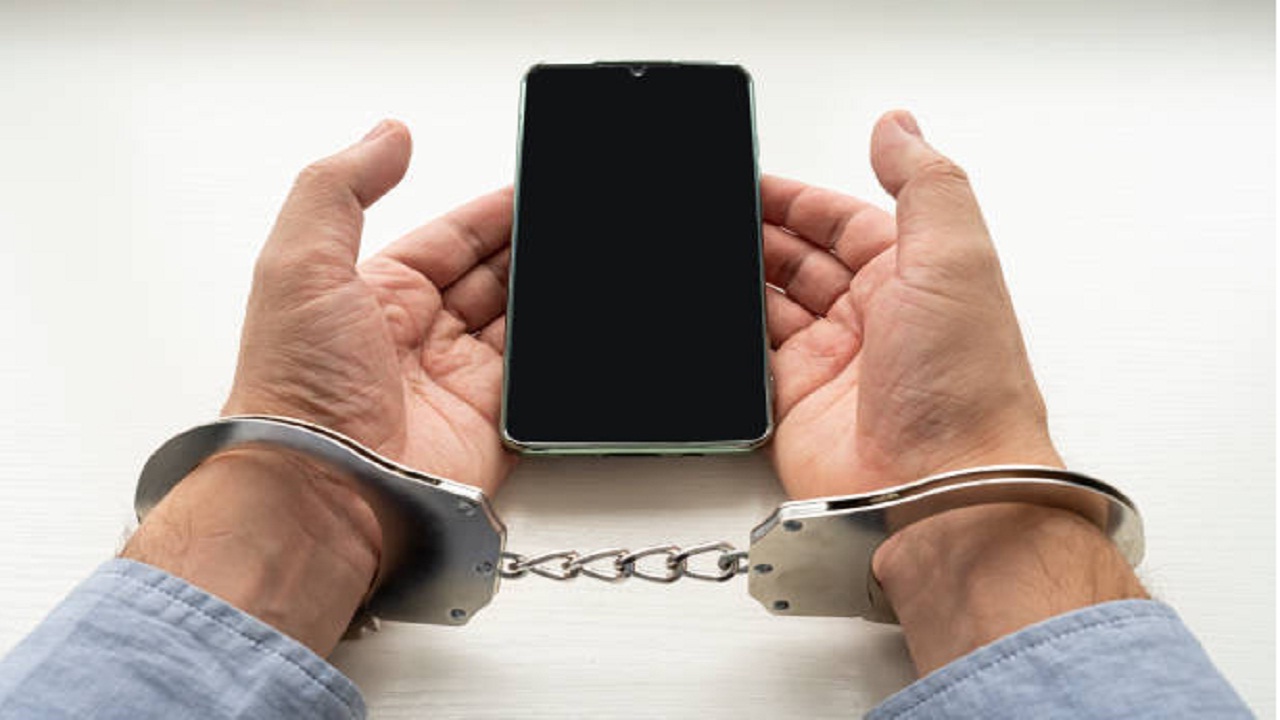 Satara Crime : हॉस्पिटलमध्ये केअरटेकर बनून मोबाईलची चोरी; आरोपीला 4 तासातचं ठोकल्या बेड्या