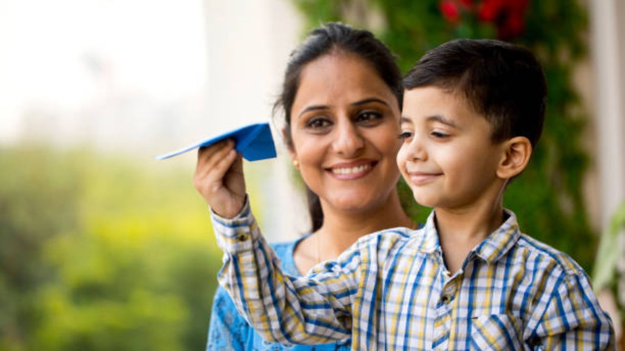 आईला तिच्या मुलाच्या प्रत्येक लहान-मोठ्या गोष्टीचा अभिमान असतो. आई नेहमीच तिच्या मुलाला प्रोत्साहन देते आणि त्याच्या प्रत्येक लहान-मोठ्या कामगिरीवर आनंदी असते. मुलगा पहिल्यांदाच सायकल चालवत असो किंवा नोकरीत बढती मिळवत असो, आईचा अभिमान आणि पाठिंबा त्याला नेहमीच पुढे जाण्यासाठी प्रेरणा देतो