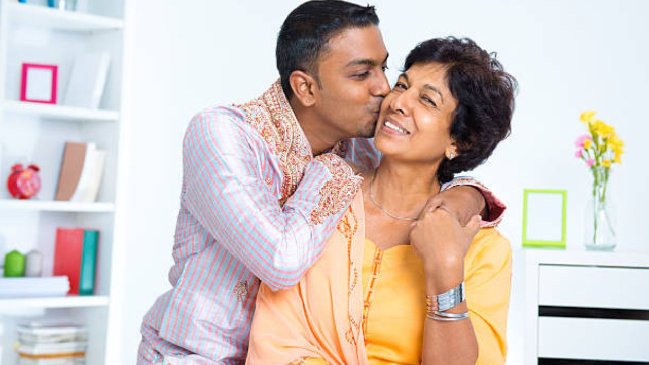 मुलगा लहान असो वा मोठा, जेव्हा जेव्हा तो कोणत्याही गोंधळात असतो तेव्हा तो त्याच्या आईचा सल्ला नक्कीच घेतो. त्याच्या आईने दिलेले मार्गदर्शन त्याला नेहमीच योग्य मार्गावर चालण्यास मदत करते