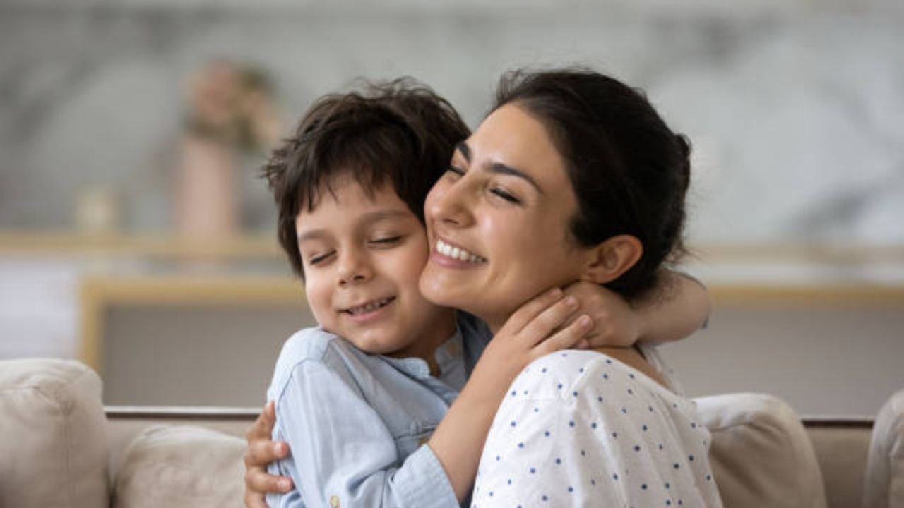 मुले अनेकदा जगासमोर खंबीरपणे वागतात, परंतु जेव्हा ते त्यांच्या आईसोबत असतात तेव्हा ते त्यांच्या भावना उघडपणे व्यक्त करू शकतात. त्यांना खात्री आहे की त्यांची आई त्यांना समजून घेईल आणि पाठिंबा देईल