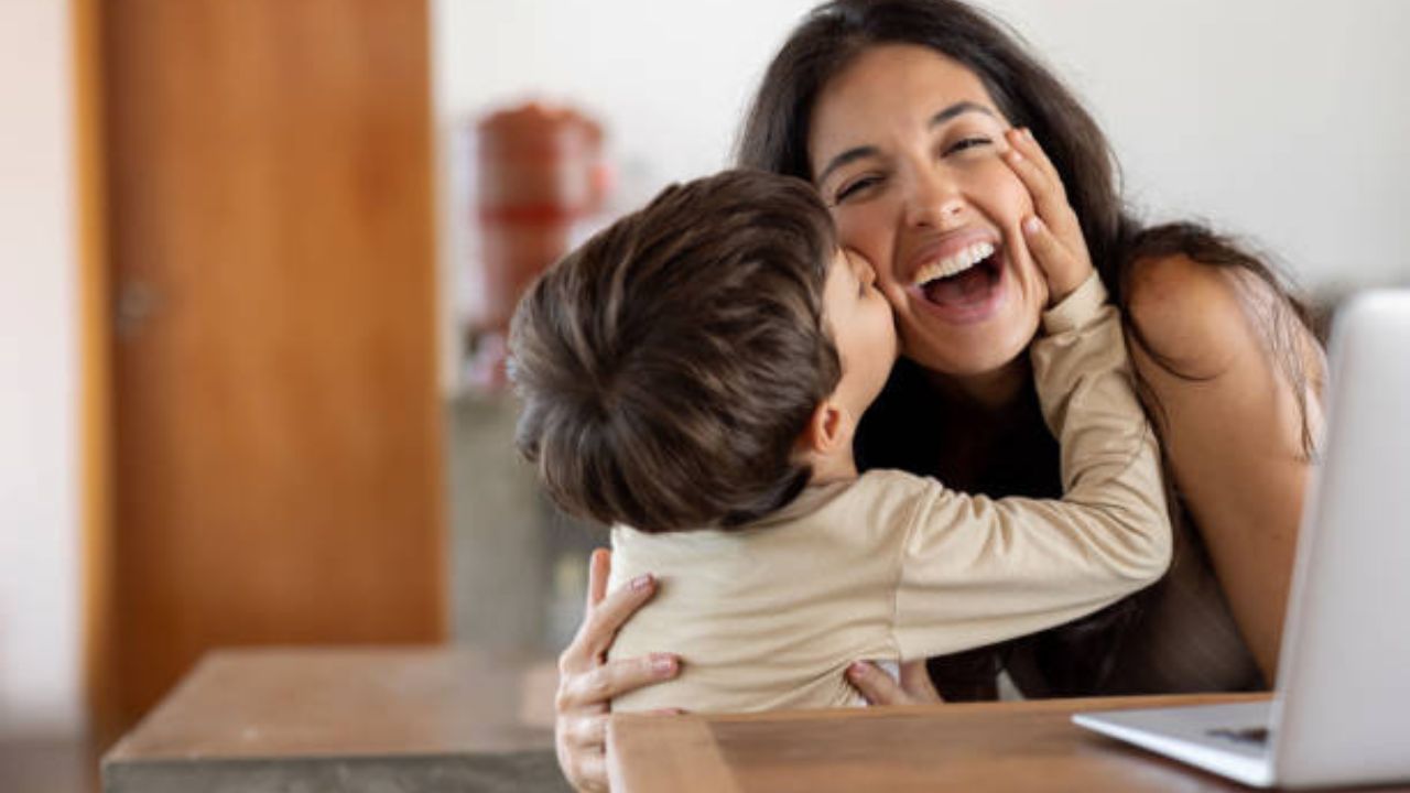 आई आपल्या मुलावर कोणत्याही स्वार्थाशिवाय प्रेम करते. तिचा मुलगा किती यशस्वी आहे किंवा तो किती चुका करतो याची तिला पर्वा नाही, ती नेहमीच त्याला मनापासून स्वीकारते. हे प्रेम मुलाला त्याच्या आईच्या जवळ ठेवते