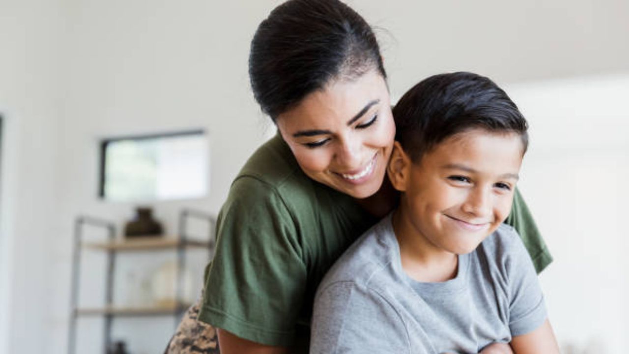 आई हा सर्वात मोठा आधार असते. जेव्हा जेव्हा मुलगा कोणत्याही संकटात असतो तेव्हा तो सर्वात आधी त्याच्या आईकडे जातो. आई त्याला फक्त समजून घेत नाही तर योग्य सल्ला देखील देते. उदाहरणार्थ, जर एखाद्या मुलाचे शाळेत मित्राशी भांडण झाले तर तो प्रथम त्याच्या आईला सांगतो कारण त्याला खात्री असते की त्याची आई त्याचे ऐकेल आणि त्याला योग्य मार्ग दाखवेल.