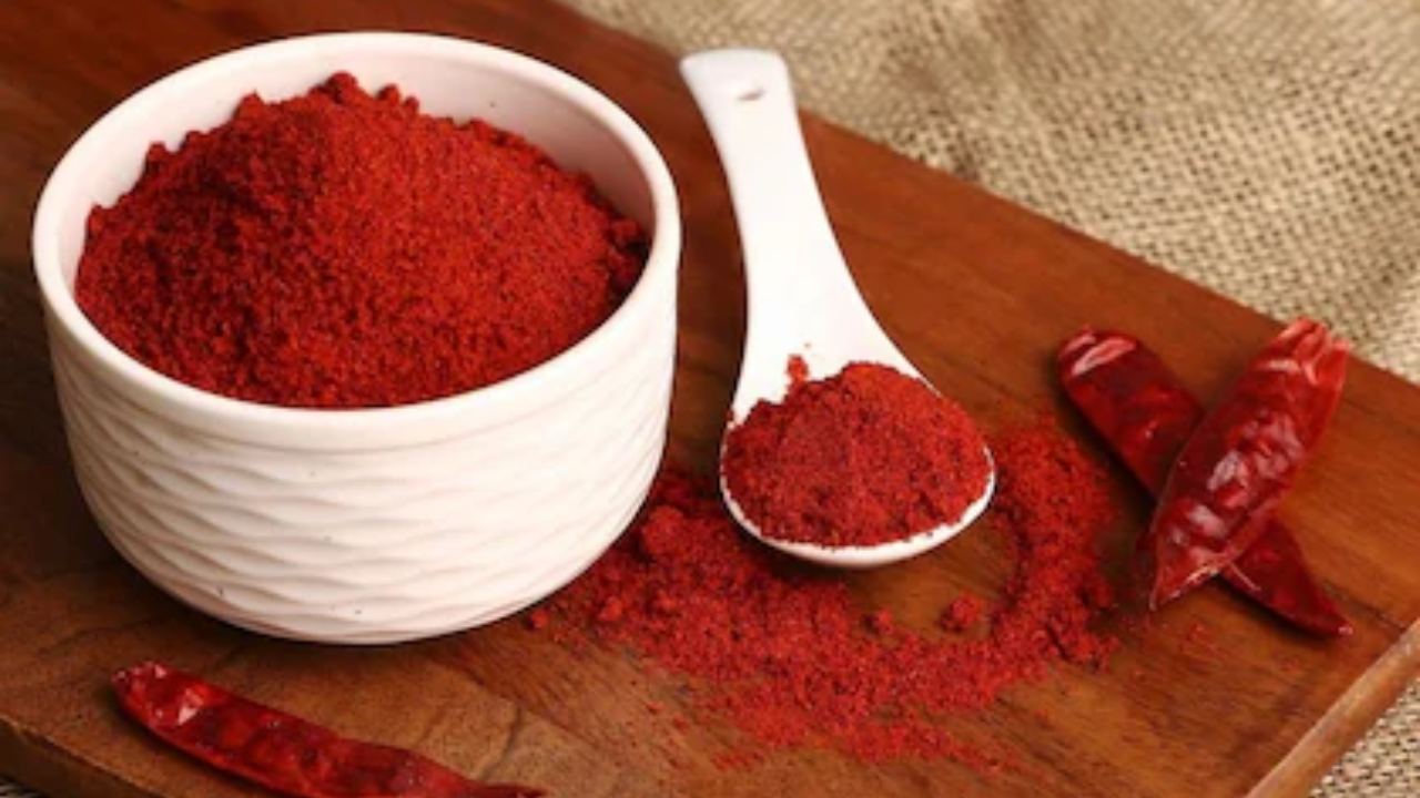 हृदयासंबंधित समस्या असणाऱ्या रुग्णांनी भुलूनही लाल मिरची पावडरचे सेवन करू नये. या रुग्णांसाठी लाल मिरची पावडर विषापेक्षा कमी नाही.