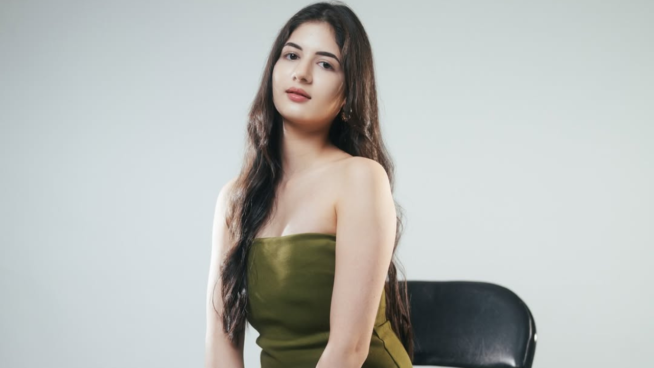 हर्षालीने तिच्या पोस्टखाली 'Poof! Another day, another reason to stare.' असे कॅप्शन नमूद केले आहे. तसेच या Photoshoot बद्दल माहिती पुरवली आहे.