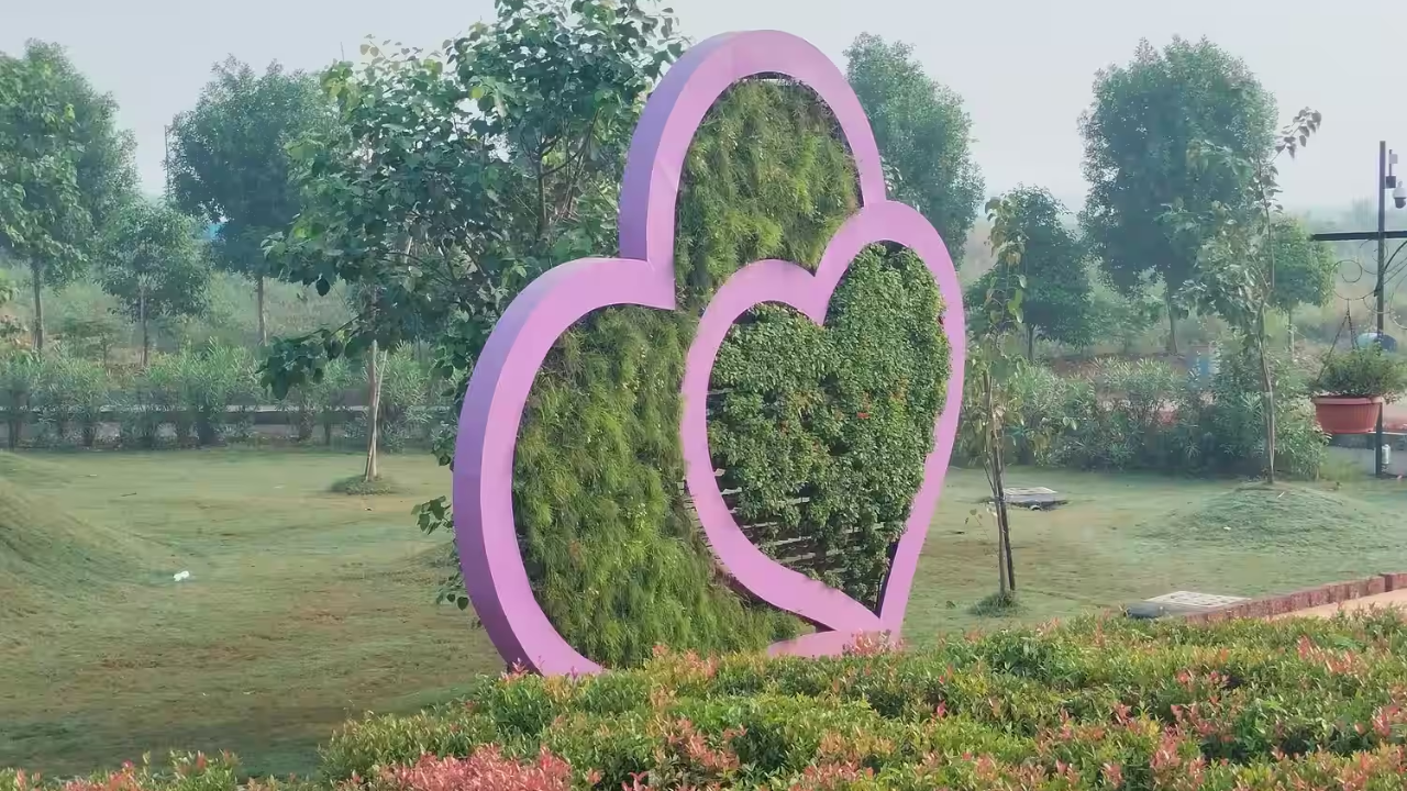 नवी मुंबईतील उलवे येथे स्थित राम बाग तेथील सुंदर दृश्यांमुळे प्रसिद्ध आहे. निसर्गाची संपूर्ण किमया या बागेवर झालेली दिसते. तुमच्या प्रेमाचा सुंगंध आणखीन गोड करण्यासाठी या फुलांच्या दुनियेत नक्की या. 