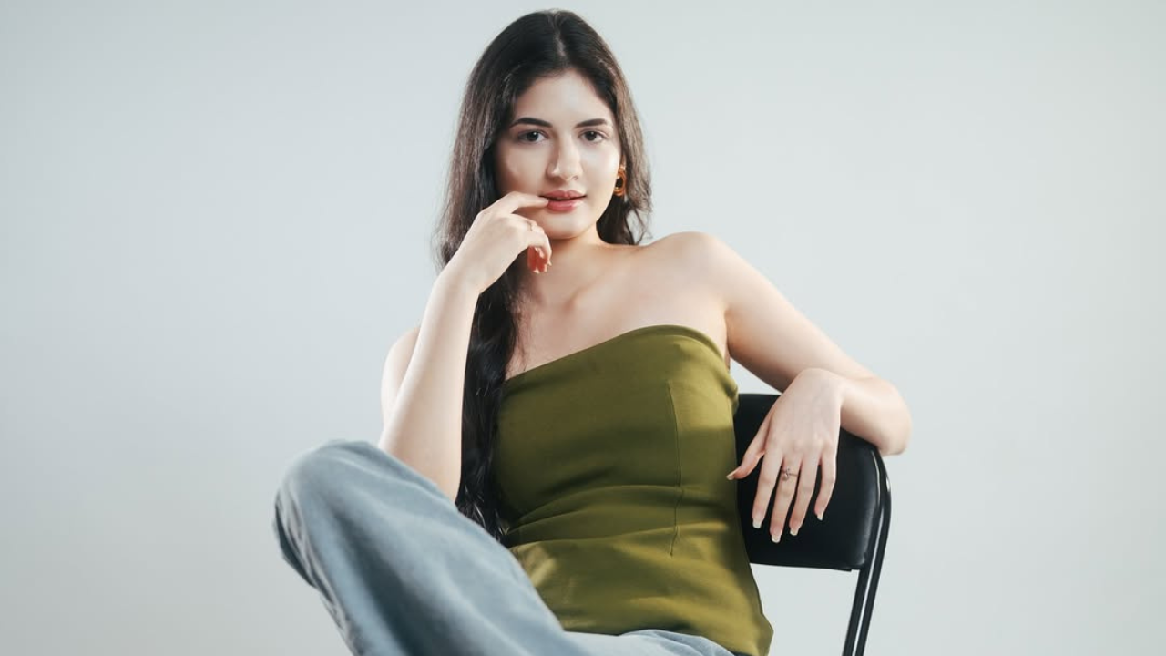 या छायाचित्रांमधील दुसरी आकर्षणाची बाब म्हणजे तिचा हटके लुक! तिच्या या आऊटफिटने या छायाचित्रांना अधिक आकर्षक बनवले आहे.