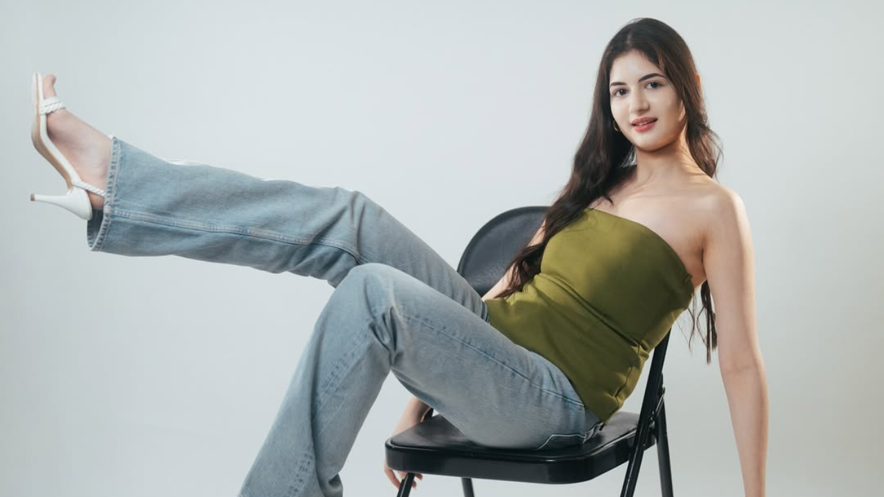 या छायाचित्रांमधील तिचे हटके पोजेस या छायाचित्रांना जरा हटके बनवत आहेत. तसेच तिने या Photoshoot च्या माध्यमातून आपल्या Photoholics चाहत्यांना 'खुर्चीचा वापर करून उत्कृष्ट फोटोज कसे काढता येतील?' याचे उत्तम उदाहरण दिले आहे.