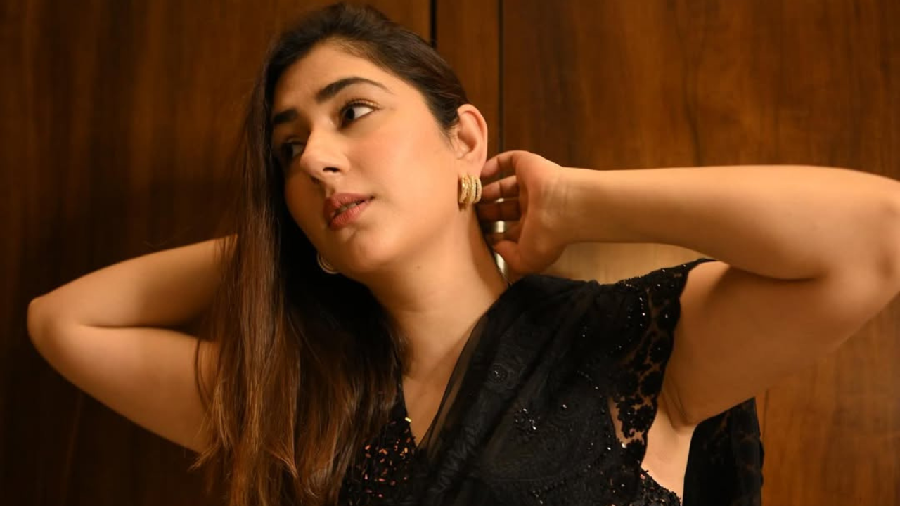काळ्या रंगाच्या या साडीत दिशा फार आकर्षक दिसत आहे. काळी साडी त्यात डोळ्यांना गडद काळे काजळ त्यात दिशाचे निखळ सौंदर्य, सौंदर्याचा उत्तम नमुना तिने सादर केला आहे. 