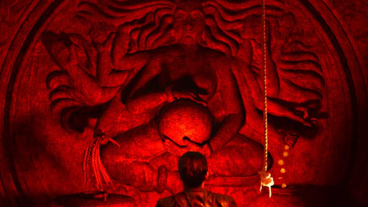 तुंबाड हा फक्त एक हॉरर चित्रपट नाही, तर एक अद्भुत व्हिज्युअल एक्सपीरियन्स आहे. तुंबाड गावात राहणाऱ्या लोकांवर प्राचीन शाप आहे आणि तिथला दैवी खजिना मिळवण्यासाठी माणसं कोणत्याही थराला जातात. हा चित्रपट पाहताना तुम्हाला अनेकदा धडकी भरू शकते!  