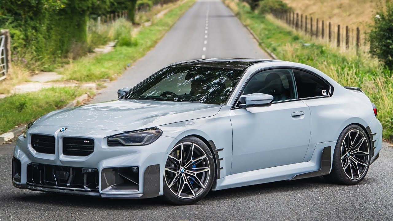 BMW M2 या स्पोर्ट्स कारमध्ये 3.0-लिटर, इनलाइन-6 टर्बोचार्ज्ड इंजिन आहे, जे 460 हॉर्सपॉवर (338 किलोवॅट) निर्माण करते. ही कार 0 ते 100 किमी/तास वेग फक्त 4.1 सेकंदांत (स्वयंचलित गिअरबॉक्ससह) गाठते. 