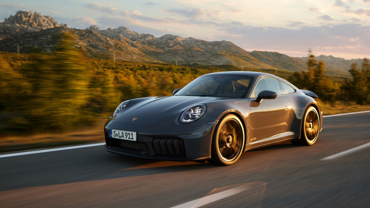 Porsche 911 ही क्लासिक स्पोर्ट्स कार 3.0-लिटर ट्विन-टर्बो फ्लॅट-सिक्स इंजिनसह येते, जे मॉडेलनुसार 379 ते 640 हॉर्सपॉवरपर्यंतची शक्ती निर्माण करते. उत्कृष्ट हँडलिंग, अचूक ब्रेकिंग आणि Porsche चे आयकॉनिक एअरोडायनॅमिक डिझाइन यामुळे ही कार अनेकांच्या स्वप्नातील गाडी आहे.