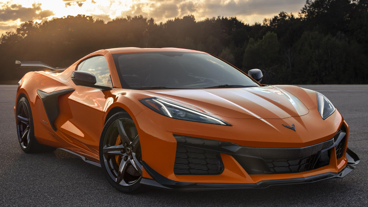 2024 Chevrolet Corvette या अमेरिकन सुपरकारमध्ये 6.2-लिटर V8 इंजिन आहे, जे 490 हॉर्सपॉवर आणि 630Nm टॉर्क निर्माण करते. झीरो-टू-100 किमी प्रतितास वेग गाठण्यासाठी तिला केवळ 2.9 सेकंद लागतात, त्यामुळे ती जगातील सर्वात वेगवान स्पोर्ट्स कारपैकी एक मानली जाते.