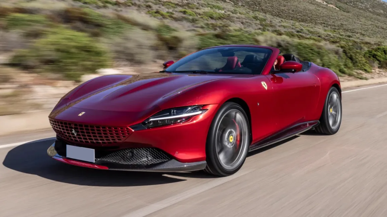 Ferrari Roma 3.9-लिटर ट्विन-टर्बो V8 इंजिन असलेल्या या लक्झरी स्पोर्ट्स कारमध्ये 612 हॉर्सपॉवरची ताकद आणि 760Nm टॉर्क आहे. ती फक्त 3.4 सेकंदांत 0 ते 100 किमी प्रतितास वेग गाठते आणि तिचे स्टायलिश डिझाइन Ferrari च्या क्लासिक आणि मॉडर्न लुकचा उत्तम मेळ साधते. 