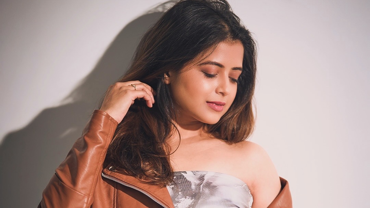 तन्वीने ऑफ शोल्डर वनपीस आणि त्यावर तपकिरी रंगाचे जॅकेट परिधान केले आहे. तिच्या या अप्रतिम आऊटफिटचे भरपूर कौतुक केले जात आहे. 