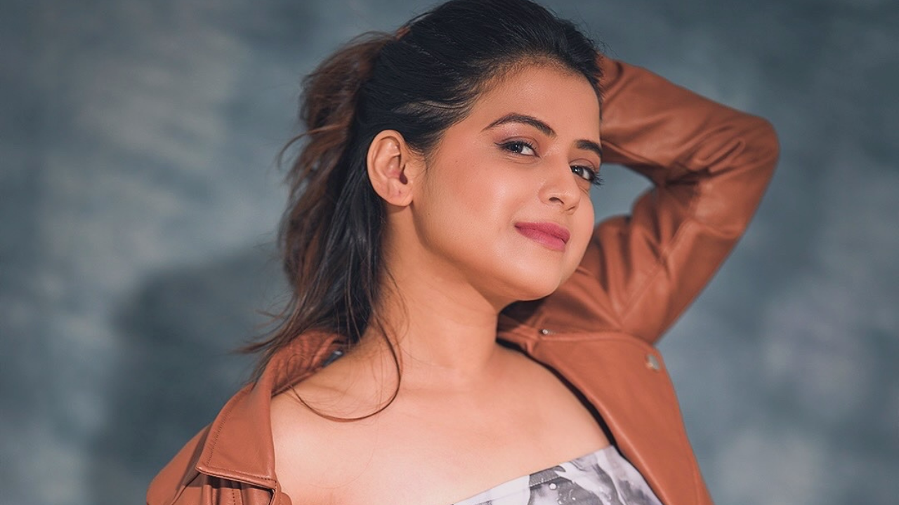 अभिनेत्री तन्वी मुंडलेने तिच्या @tanvimundle या इंस्टाग्राम हँडलवर तिचे काही फोटोज शेअर केले आहेत. या फोटोंमध्ये अभिनेत्री फारच गोंडस दिसत आहे. 