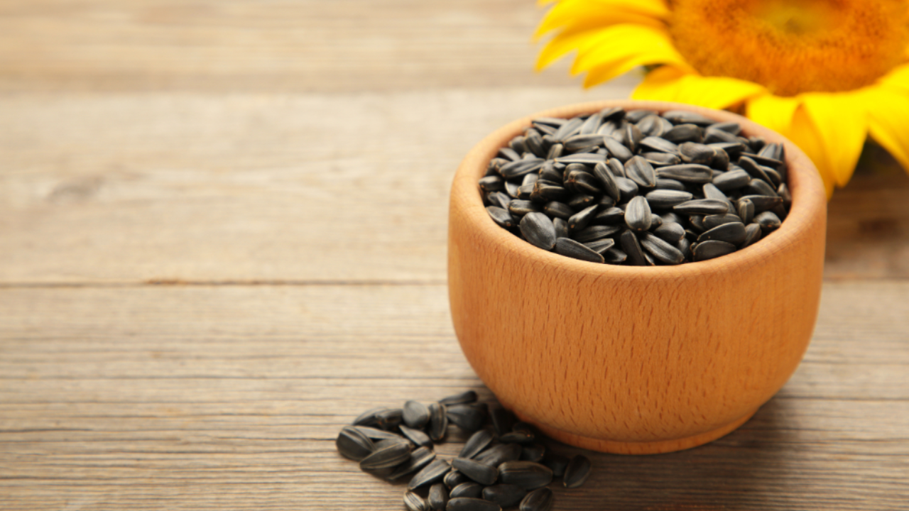 सूर्यफुलाच्या बियांमध्ये ओमेगा-6 फॅटी Acids आणि अँटीऑक्सिडंट्स असतात, जे हृदयाचे आरोग्य सुधारतात आणि कोलेस्टेरॉल नियंत्रित ठेवतात.