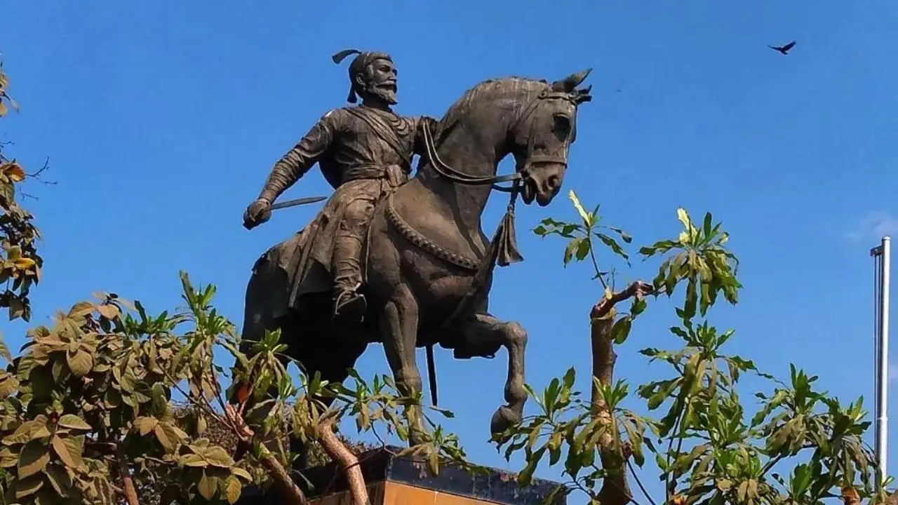 मॉरिशस म्हणजे दुसरा भारताचं! येथे भारतीयांची संख्या अफाट आहे. काही भारतीय तर तेथील कायमचे स्थायिक झाले आहेत. आपले मूळ भारताशी जोडून ठेवण्यासाठी त्यांनी छत्रपतींचे अनेक स्मारके उभारली आहेत. 