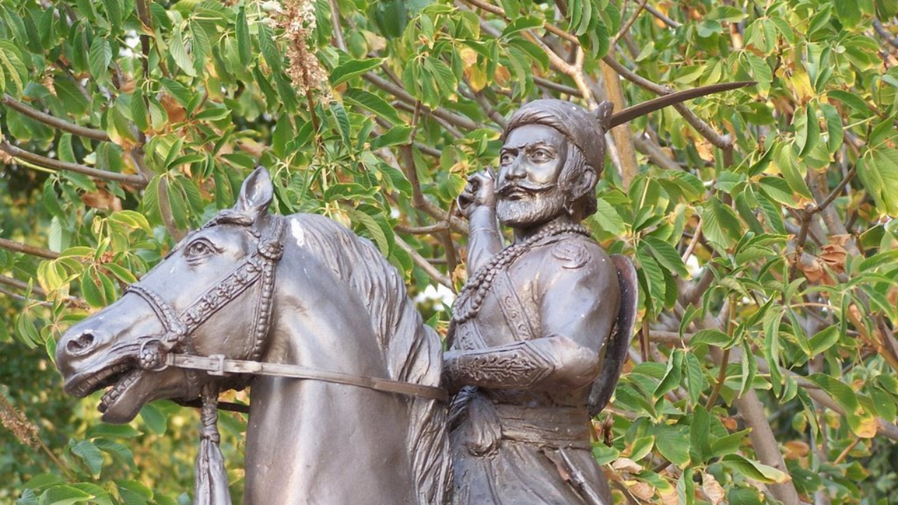 सुरिनेम या देशामध्ये अनेक भारतीय वास्त्यव्यास आहेत. येथे ही छत्रपतींचे अनेक स्मारके पाहायला मिळतात. तसेच अनेक भारतीय महापुरुषांचे स्मारके उभारली गेली आहेत. 