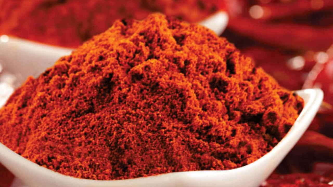 लाल मिरची पावडर असलेले पदार्थ खाल्ल्याने डोळ्यांना सूज येणे, डोळ्यांचे दुखणे तसेच डोळ्यांमधून पाणी येणे अशा अनेक समस्या निर्माण होतात.