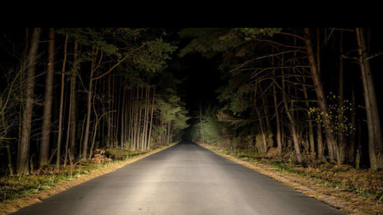 मार्वे-मड आयलँड रोड हा रास्ता शहरातील सर्वात सुंदर रस्त्यांपैकी एक आहे. रस्त्याच्या दोन्ही बाजूला घनदाट झाडे आणि मधून हा रस्ता दिवसा पाहायला सुंदर दिसतो पण जसजसा अंधार वाढतो. येथे प्रवास करणाऱ्या लोकांचे काळजाचे ठोके वाढतात. येथे नवरीच्या वेशात अदृश्य शक्तीचा वास असल्याचे बरेच किस्से प्रसिद्ध आहेत.