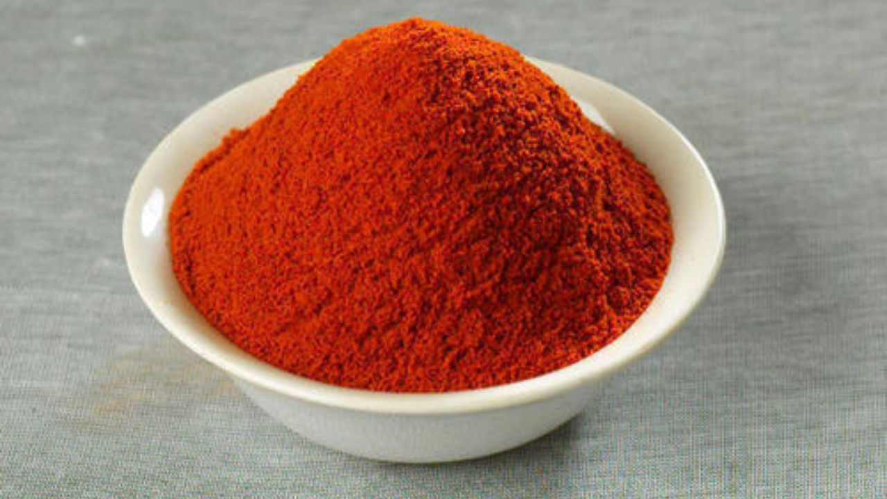 लाल मिरची पावडरचे जास्त सेवन केल्याने आतड्यांना त्रास होतो. यात असलेल्या कैप्साइसिन या पदार्थामुळे आतड्यांना सूज येते तसेच आतडे दुखू लागतात.