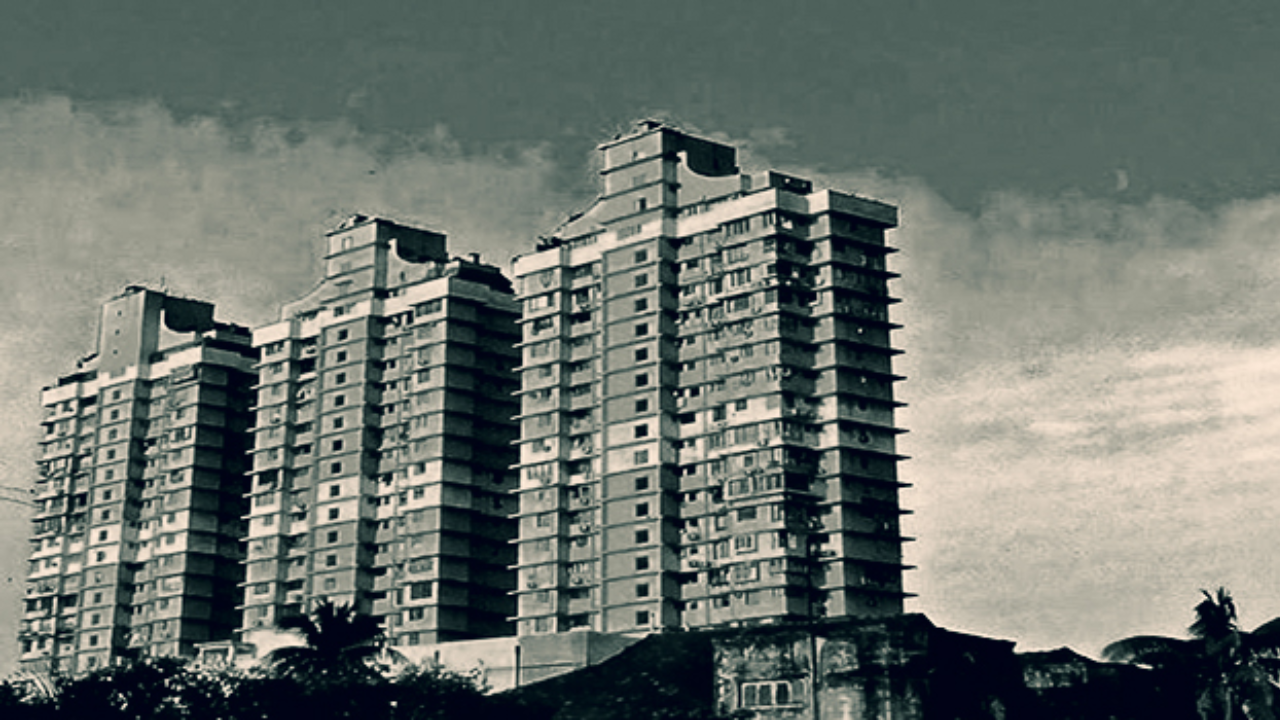 मुंबईच्या मलबार हिल्स परिसरात स्थित असलेली ग्रँड पॅराडी नावाची इमारत शहरातील सगळ्यात प्रसिद्ध हॉरर स्पॉट म्हणून प्रचलित आहे. येथे आत्महत्यांचे अनेक प्रकरणे घडली आहेत.