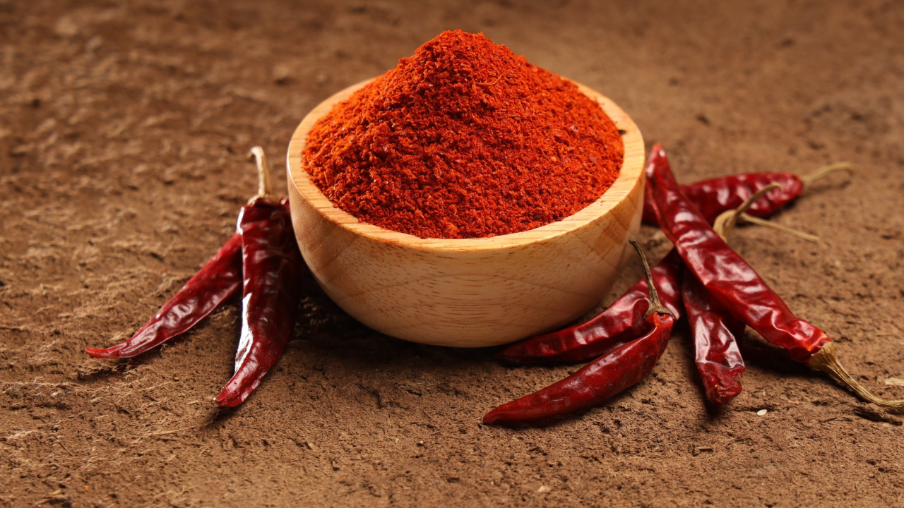 जर पोटाचा त्रास असेल तर लाल मिरची पावडर खाणे टाळलेच उत्तम असते. लाल मिरची पावडर असलेले पदार्थ खाल्ल्याने गॅस तसेच एसिडिटीसारखी समस्या उदभवू शकतात.