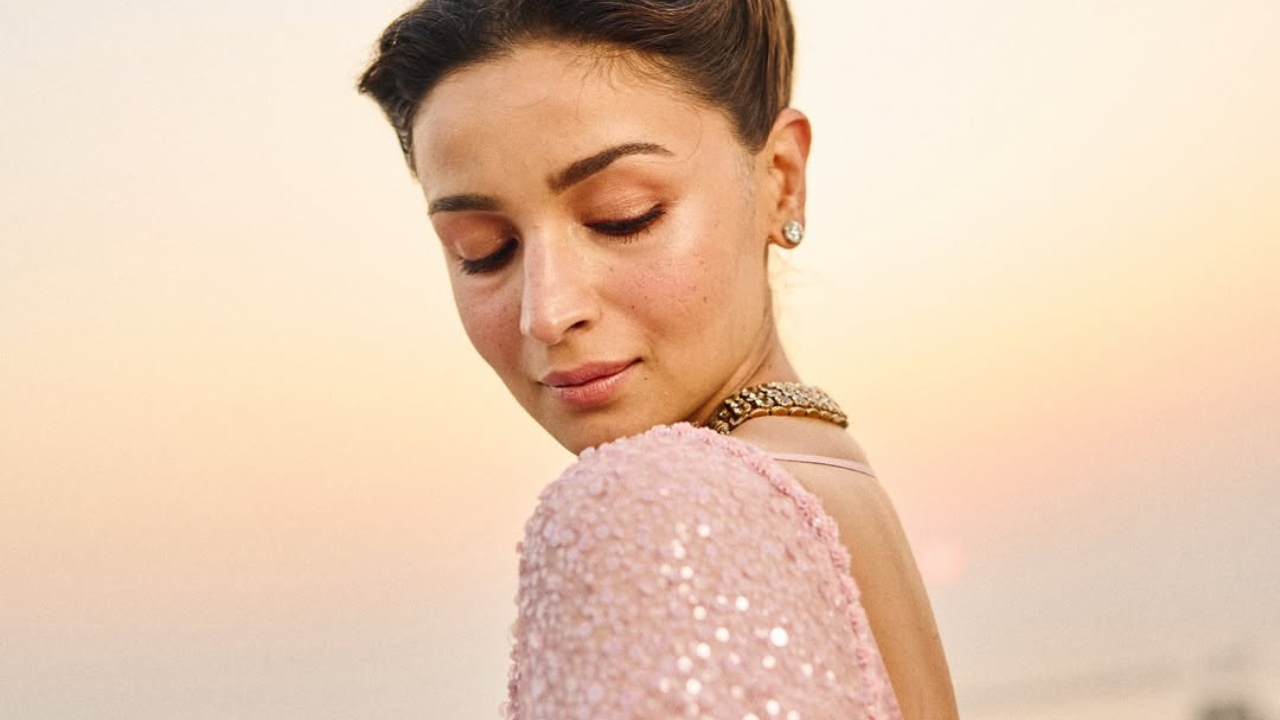 तिचे हे सौंदर्य पाहता अनेक चाहत्यांनी छान असे कॉमेंट्स केले आहेत. एकाने तर आलिया भटचे हे Sweet लुक पाहून मधुबालाची उपमा दिली आहे. 