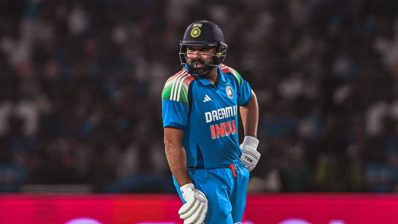 'हिटमॅन' म्हणून प्रसिद्ध असलेला रोहित शर्मा एकदिवसीय क्रिकेटमध्ये सर्वाधिक षटकार मारणाऱ्या खेळाडूंच्या यादीत दुसऱ्या क्रमांकावर पोहोचला आहे. त्याच्या नावावर सध्या २६७ एकदिवसीय सामन्यांमध्ये ३३८ षटकार आहेत. रविवारी भारत विरुद्ध इंग्लंड दुसऱ्या एकदिवसीय सामन्यात त्याने हा विक्रम केला. 