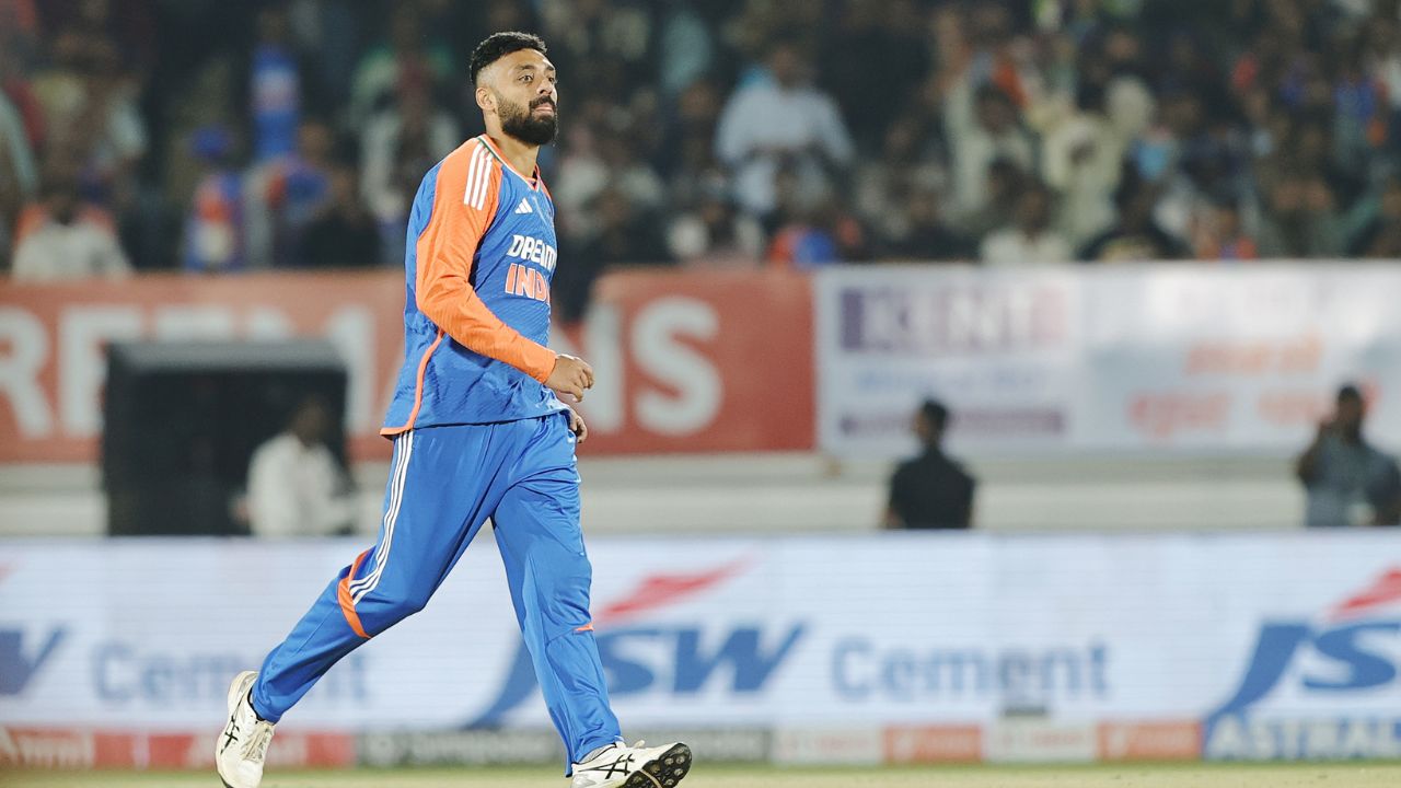 वरुण चक्रवर्ती द्विपक्षीय मालिकेत १२ विकेट्ससह भारतासाठी सर्वाधिक बळी घेणारा गोलंदाज आहे. त्याने हा पराक्रम दुसऱ्यांदा केला आहे. याआधी त्याने दक्षिण आफ्रिकेविरुद्धच्या मालिकेतही तेवढ्याच विकेट घेतल्या होत्या.