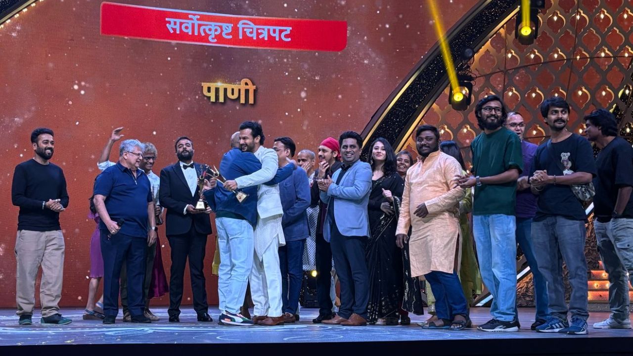 मराठवाड्यातील हनुमंत केंद्रे या ‘जलदूता’च्या आयुष्यावर प्रेरित होऊन सत्यघटनेवर आधारित ‘पाणी’ चित्रपट झी चित्र गौरव पुरस्कार सोहळ्यात अव्वल ठरला आहे. पाणी ची गोष्ट ही खास ठरली आणि प्रेक्षकांच्या मनावर अधिराज्य गाजवून गेली. 