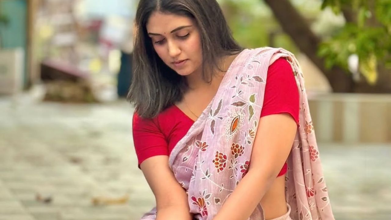 या साडीसह रिंकूने लाल ब्लाऊज मॅच केलाय आणि अत्यंत साध्या लुकमध्येही तिचे सौंदर्य खूपच उठावदार आणि मनमोहक दिसून येत आहे. रिंकूच्या चेहऱ्यावरून चाहत्यांची नजरच हटत नाहीये