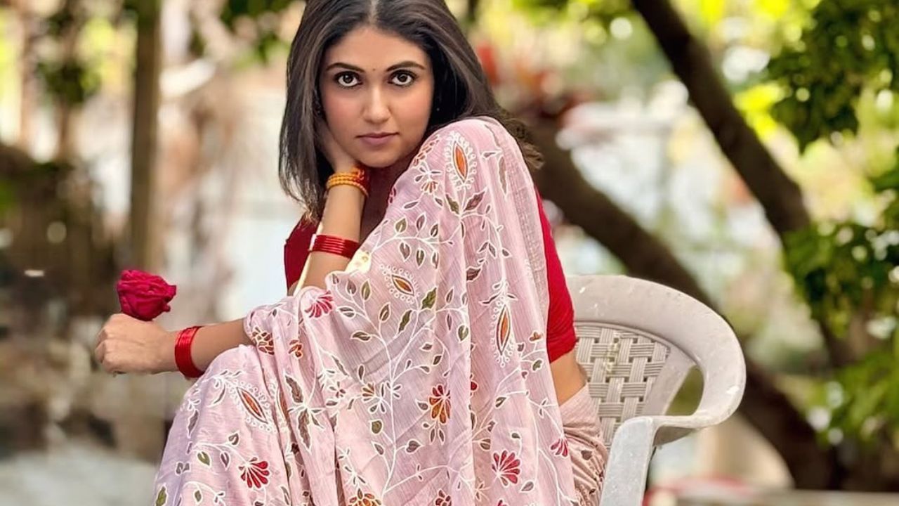 चाहत्यांनी रिंकूच्या या फोटोंखाली तुफान कमेंट्स दिल्या असून काहींनी तिला यामध्ये कोल्हापूरची भावी सूनबाईदेखील ठरवलं आहे. रिंकूच्या अदा मात्र नक्कीच चाहत्यांना घायाळ करत आहेत