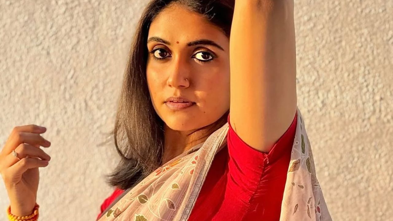 रिंकूने डार्क काजळ, लाईट शेड आयलायनर, हायलायटर, आयब्रो, कपाळावर टिकली आणि अगदी माईल्ड लिपस्टिक लावत मेकअप लुक पूर्ण केलाय. तिच्या नैसर्गिक सौंदर्यावरच तिने भर दिला असून हेच चाहत्यांना अधिक भावले असल्याचे दिसून येतेय