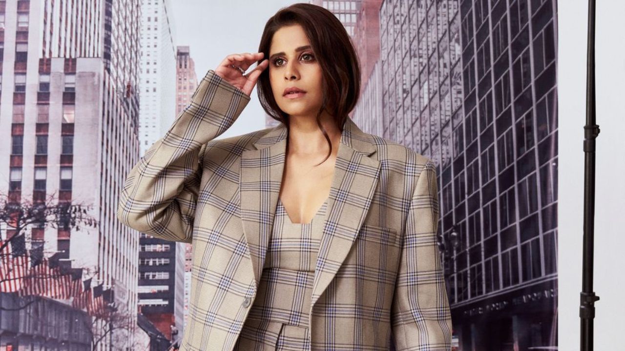 सईने यावेळी संपूर्ण कॉर्पोरेट लुक ठेवला असून तिने चेक्सच्या फॅशनचा वापर केलाय. ओव्हरकोट लुकमध्ये सई खूपच डॅशिंग आणि आकर्षक दिसत आहे. तिचा हा लुक काही वेळातच व्हायरल झालाय