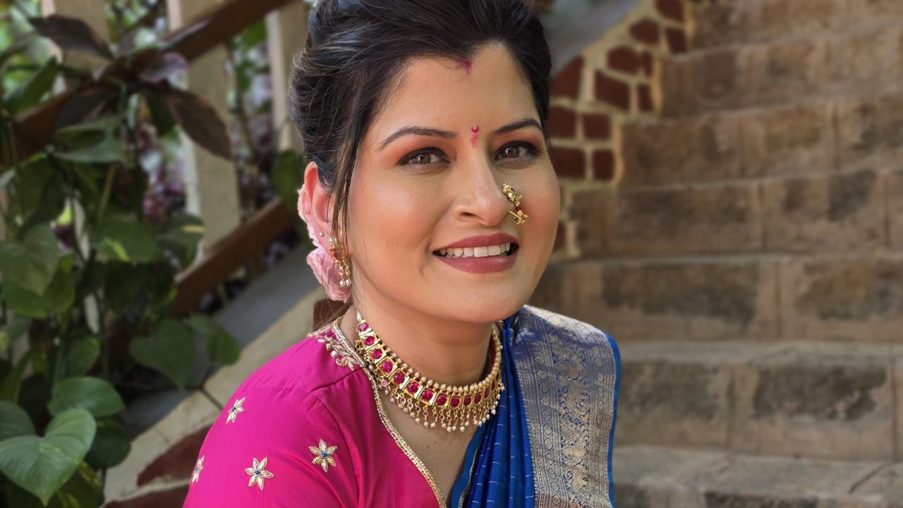  या साडीसह तिने पारंपरिक मोत्यांचा चोकर, कानातले, ठसठशीत नथ आणि हातात गुलाबी बांगड्या घातल्या आहेत. कांजीवरम साडीवरील तिचा हा लुक अधिक क्लासी आणि उठावदार दिसतोय