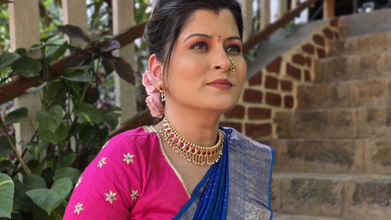 हेअरस्टाईल करताना तिने आंबाडा बांधला असून त्यात गुलाबी रंगाचे गुलाब माळले आहेत आणि आपला लुक पूर्ण केलाय. तिचा हा मराठमोळा पेहराव आणि स्टाईल सर्वांनाच भावली आहे 