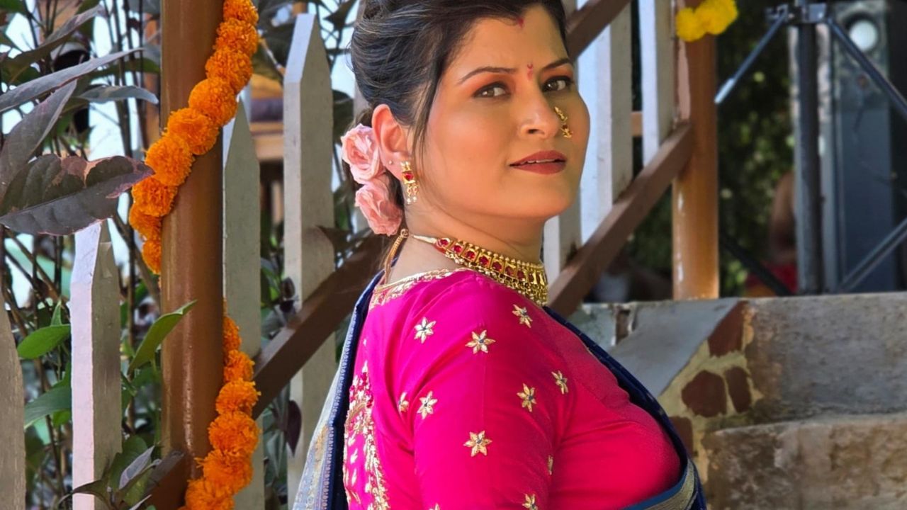 या सगळ्यात तिचा मेकअप म्हणजे अगदी सटल असून फाऊंडेशन बेस, हायलायटर, काजळ, आयलायनर, आयशॅडो आणि गुलाबी रंगाची लिपस्टिक लावत तिने पूर्ण केलाय. तिच्या स्माईलमुळे सौंदर्याला चारचाँद लावले असल्याचे दिसून येत आहे 
