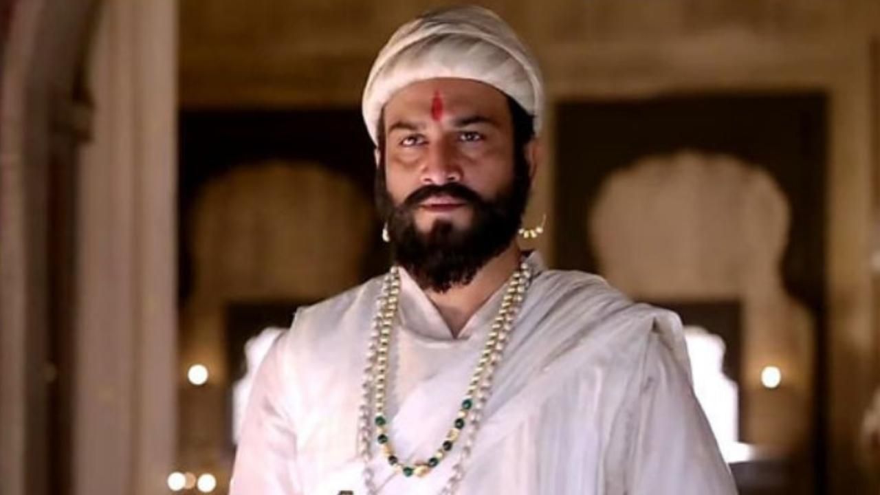 शरद केळकर यांनी 'तानाजी' या ब्लॉकबस्टर चित्रपटात शिवाजी महाराजांची भूमिका उत्तम प्रकारे साकारली होती. बॉक्स ऑफिसवर ₹३५० कोटींपेक्षा जास्त कमाई करणाऱ्या या चित्रपटाच्या यशामुळे केळकर यांनी महान शासकाचे प्रभावी चित्रण अधोरेखित केले.