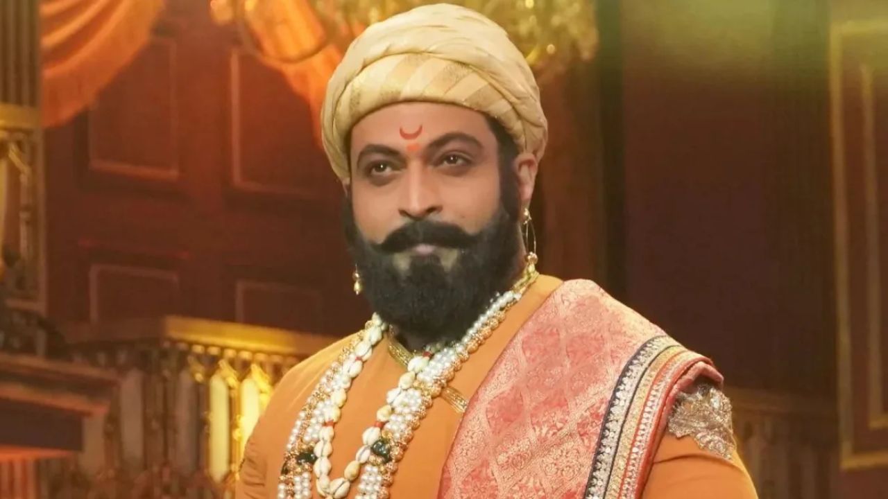 २००८ मध्ये प्रदर्शित झालेल्या आणि हेमंत देवधर दिग्दर्शित 'राजा शिव छत्रपती' या सुपरहिट मराठी टेलिव्हिजन मालिकेत डॉ. अमोल कोल्हे यांनी छत्रपती शिवाजी महाराजांची भूमिका साकारून प्रेक्षकांना मंत्रमुग्ध केले. ऐतिहासिक नाटकातील शिवाजी महाराजांच्या व्यक्तिरेखेने प्रेक्षकांना खूप प्रभावित केले. 
